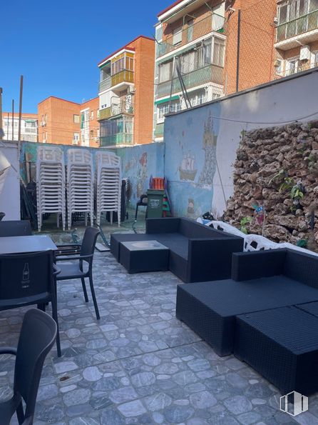 Local en alquiler y venta en Calle Real de Arganda, Villa de Vallecas, Madrid, 28031 con silla, material compuesto, hormigón, muebles de exterior, mesa de exterior, restaurante, mesa de centro, balcón, patio y planta de interior alrededor