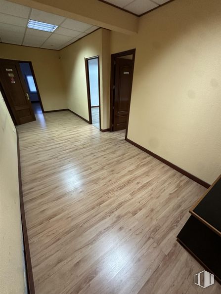 Industrial for rent at Calle Físicas, 38, Alcorcón, Madrid, 28923 with door, flooring, floor, wood, wood flooring, laminate flooring, hardwood, wood stain, plank and varnish around