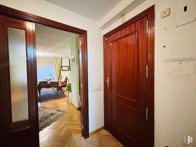 Oficina en alquiler en Calle Marqués Valdavia, Alcobendas, Madrid, 28100 con puerta, accesorio, madera, arquitectura, interiorismo, puerta de casa, suelo, tinte para madera, suelos y madera dura alrededor