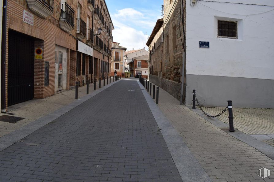 Retail for sale at Calle Monjas, Illescas, Toledo, 45200 with window, building, daytime, road surface, sky, cloud, flooring, neighbourhood, asphalt and thoroughfare around