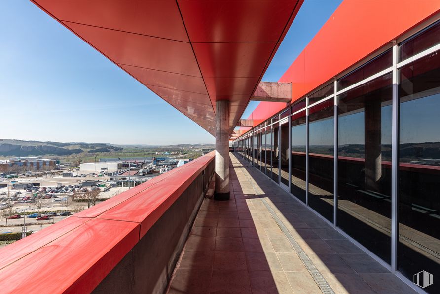 Oficina en alquiler en Edificio Square Garden, Calle Marie Curie, 9, Rivas-Vaciamadrid, Madrid, 28529 con entrenar, cielo, día, infraestructura, vehículo, arquitectura, modo de transporte, material rodante, edificio y sombra alrededor