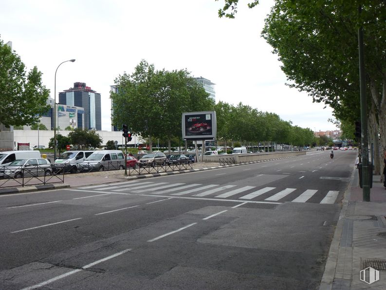 Oficina en alquiler en Avenida Planetario, 1, Arganzuela, Madrid, 28045 con edificio, furgoneta, coche, semáforo, cielo, nube, rueda, infraestructura, árbol, vehículo de motor, planta, superficie de la carretera y asfalto alrededor