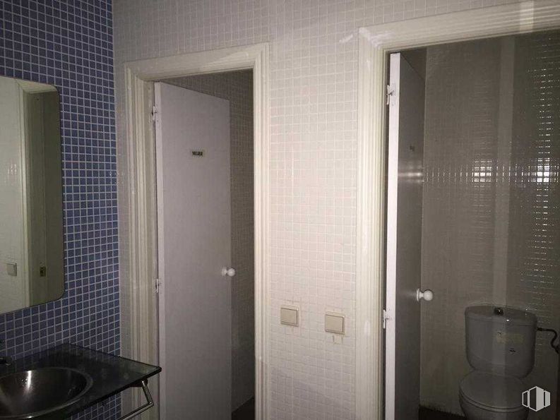 Retail for sale at Calle Fernando Mora, Carabanchel, Madrid, 28019 with toilet, sink, countertop, door, mirror, property, fixture, building, wood and bathroom around