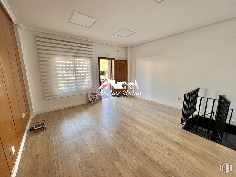 Local en alquiler en Calle Nogal, Torrelodones, Madrid, 28250 con persiana de la ventana, edificio, madera, interiorismo, sombra, accesorio, suelos, suelo, tinte para madera y suelo laminado alrededor