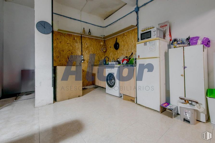 Local en venta en Calle Veza, 7, Tetuán, Madrid, 28029 con refrigerador, lavadora, alacena, ebanistería, edificio, interiorismo, casa, suelos, suelo y planta de interior alrededor