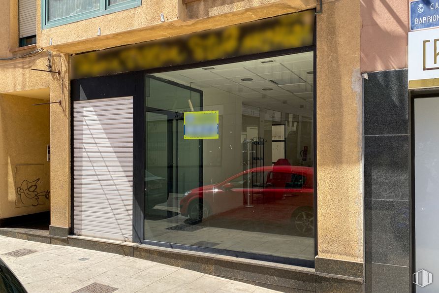 Local en alquiler en Casco Histórico, Guadalajara, 19001 con ventana, coche, accesorio, vehículo, diseño automotriz, arquitectura, diseño de interiores, exterior automotriz, puerta de vehículo y superficie de la carretera alrededor