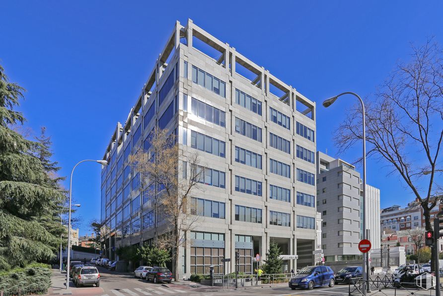 Office for rent at Edificio Castellana 66, Paseo Castellana, 66, Salamanca, Madrid, 28046 with building, street light, sky, property, window, tower block, urban design, condominium, neighbourhood and commercial building around