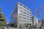 Office for rent at Edificio Castellana 66, Paseo Castellana, 66, Salamanca, Madrid, 28046 with building, street light, sky, property, window, tower block, urban design, condominium, neighbourhood and commercial building around