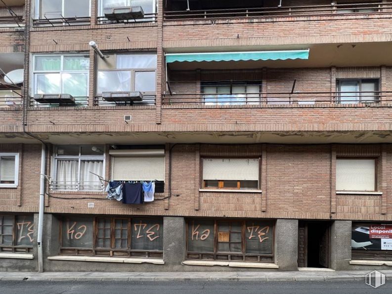 Retail for sale at Travesía Dos de Mayo, Arenas de San Pedro, Ávila, 05400 with window, property, building, wood, fixture, architecture, neighbourhood, urban design, wall and material property around