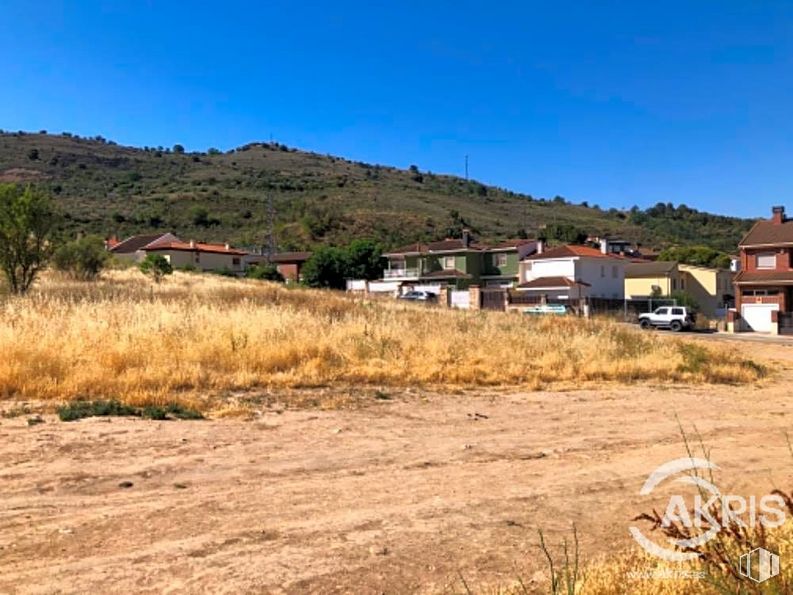 Land for sale at Zona de nueva urbanización, Chiloeches, Guadalajara, 19160 with sky, plant, car, natural landscape, land lot, tree, vehicle, grass, plain and grassland around