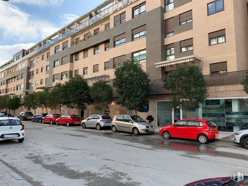 Local en alquiler y venta en Calle Bulgaria, 1, Alcalá de Henares, Madrid, 28806 con coche, edificio, luz de estacionamiento automotriz, rueda, vehículo terrestre, neumático, vehículo, propiedad, ventana y nube alrededor