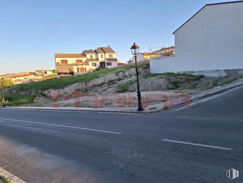 Land for sale at Núcleo urbano, Borox, Toledo, 45222 with sky, plant, building, slope, road surface, street light, land lot, asphalt, tar and window around