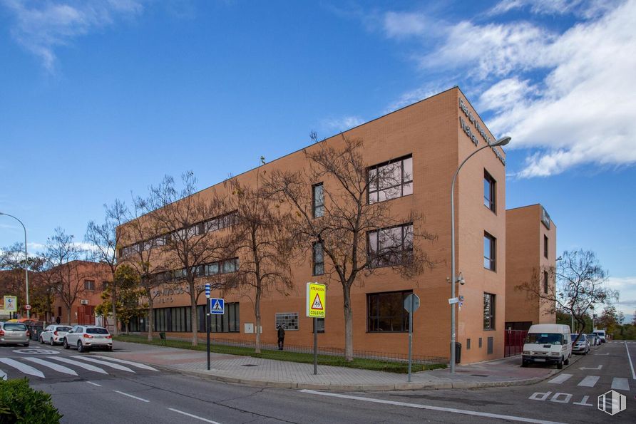 Oficina en alquiler en Calle Villablanca, 83, Vicálvaro, Madrid, 28032 con edificio, ventana, nube, cielo, coche, planta, luz de la calle, rueda, neumático y árbol alrededor