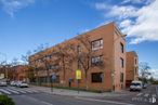 Oficina en alquiler en Calle Villablanca, 83, Vicálvaro, Madrid, 28032 con edificio, ventana, nube, cielo, coche, planta, luz de la calle, rueda, neumático y árbol alrededor