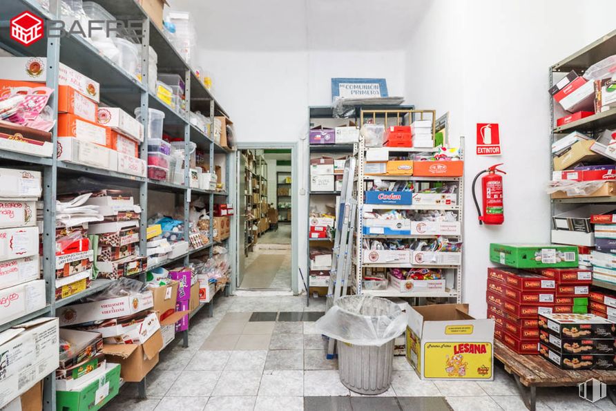 Retail for sale at Calle Gabino Jimeno, Usera, Madrid, 28026 with furniture, box, shelf, product, shelving, customer, building, convenience store, publication and retail around