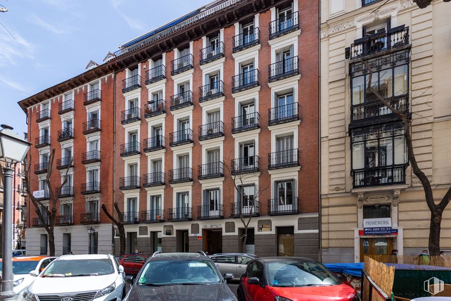 Local en alquiler en Zona Recoletos, Salamanca, Madrid, 28001 con coche, edificio, luz de estacionamiento automotriz, vehículo terrestre, vehículo, placa de matrícula del vehículo, propiedad, ventana, cielo y infraestructura alrededor