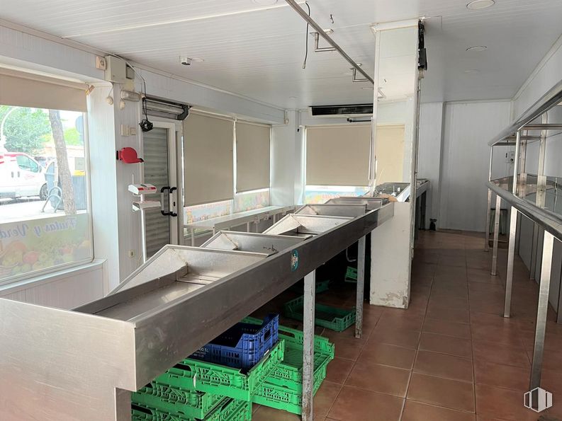 Retail for sale & for rent at Camino Viejo de Leganés, Carabanchel, Madrid, 28025 with packaged goods, cabinetry, window, table, kitchen, flooring, floor, wood, countertop and glass around