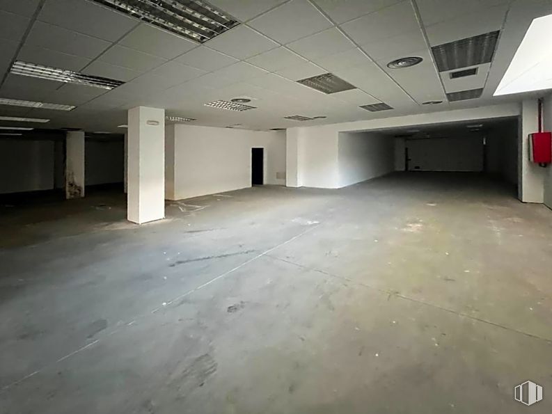 Office for sale at Calle Francisco Alonso, Alcalá de Henares, Madrid, 28806 with hall, interior design, flooring, floor, fixture, ceiling, space, concrete, event and asphalt around