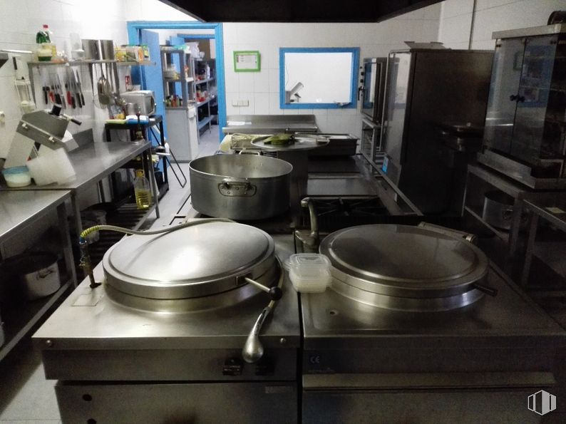 Industrial for sale at Calle Polígono Industrial, Las Ventas de Retamosa, Toledo, 45183 with refrigerator, tableware, kitchen appliance, building, kitchen, cookware and bakeware, home appliance, floor, audio equipment and kitchen stove around