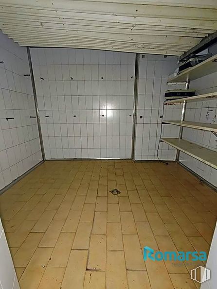 Retail for rent at Plaza Calderón de la Barca, Segovia, 40004 with fixture, tile flooring, wood, floor, flooring, shelf, composite material, ceiling, symmetry and hardwood around