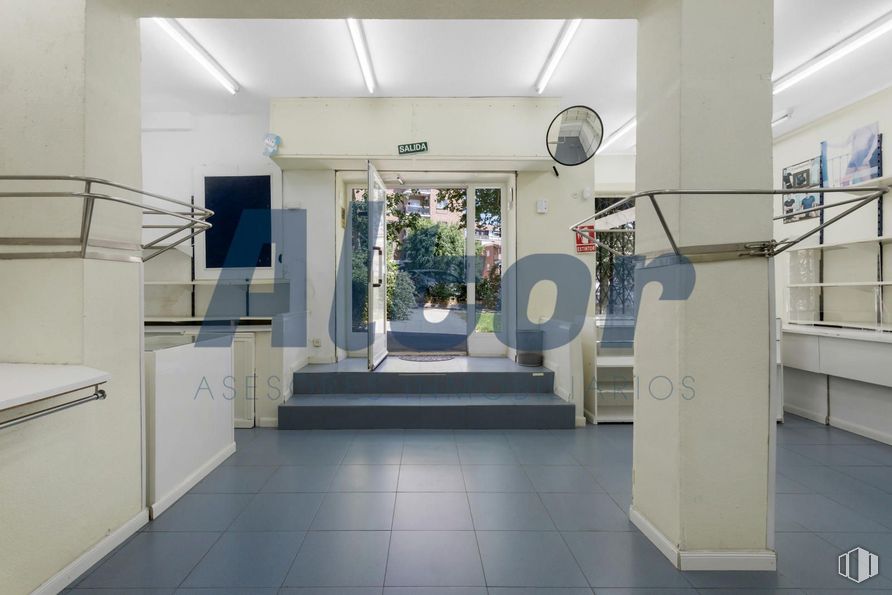 Local en venta en Zona Avenida San Luís, Hortaleza, Madrid, 28033 con edificio, planta, planta de interior, maceta, suelo, suelos, diseño automovilístico, puerta, techo y evento alrededor