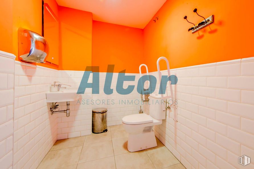 Retail for sale & for rent at Calle Barrilero, Retiro, Madrid, 28007 with toilet, flooring, floor, plumbing fixture, orange, interior design, plumbing, bathroom, tile and ceiling around