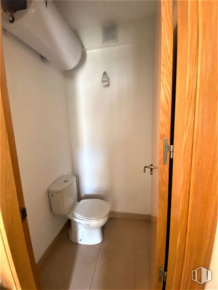 Industrial for sale at Polígono industrial Nudo Oeste, Guadalajara, 19004 with toilet, brown, property, fixture, bathroom, building, toilet seat, house, floor and flooring around