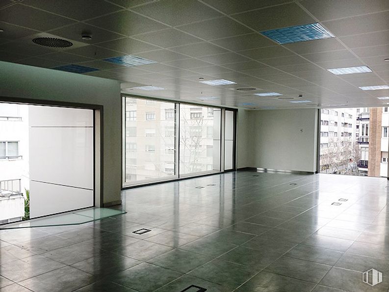 Oficina en alquiler en Zona CBD, Tetuán, Madrid, 28020 con lámpara, edificio, accesorio, suelos, suelo, vidrio, techo, hall, material transparente y material compuesto alrededor