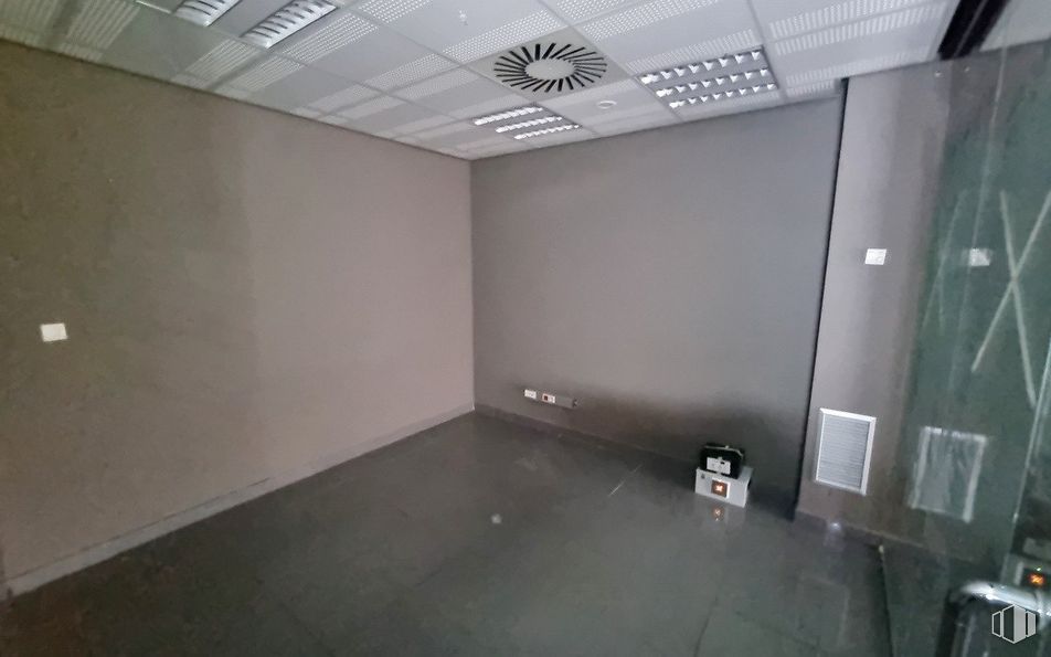 Retail for sale & for rent at Centro Comercial Zoco Pozuelo, Calle Barlovento, 30, Pozuelo de Alarcón, Madrid, 28223 with fixture, floor, flooring, ceiling, building, composite material, event, room, transparency and hall around