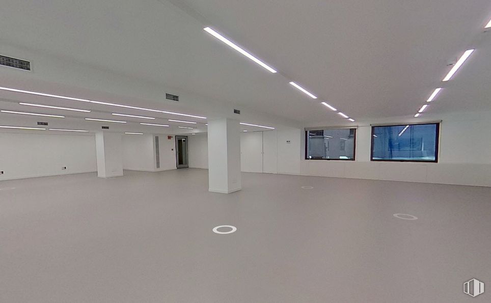 Oficina en alquiler en Paseo Castellana, 52, Salamanca, Madrid, 28046 con lámpara, alumbrado, suelos, suelo, arte, hall, edificio, techo, vidrio y espacio alrededor