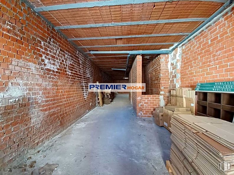 Retail for rent at Calle Illescas, 12, Yuncos, Toledo, 45210 with building, wood, brickwork, brick, building material, city, beam, composite material, house and concrete around