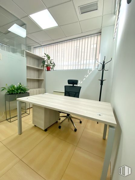 Oficina en alquiler en Calle Cádiz, 28, Pinto, Madrid, 28320 con mesa, alumbrado, silla, propiedad, mueble, planta, diseño de interiores, planta de interior, madera y edificio alrededor