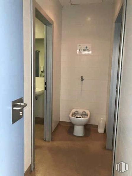 Industrial for sale & for rent at Zona Getafe, Getafe, Madrid, 28906 with toilet, door, bidet, door handle, flooring, floor, plumbing fixture, toilet seat, plumbing and household hardware around