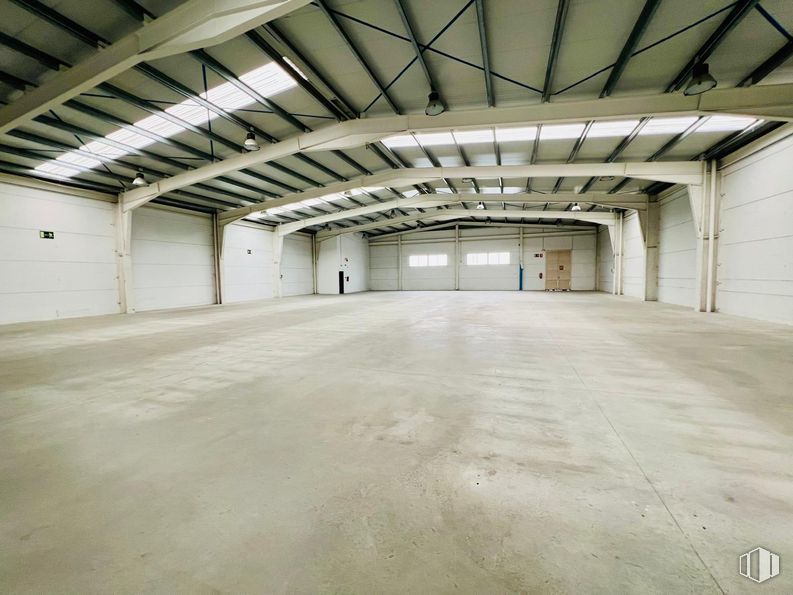 Industrial for sale & for rent at Polígono Industrial Los Olivos, Getafe, Madrid, 28906 with floor, flooring, ceiling, warehouse, hall, concrete, design, building material, daylighting and garage around