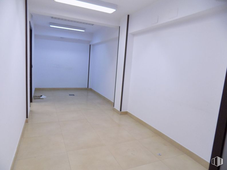 Retail for rent at Plaza Encuentro, 3, Moratalaz, Madrid, 28030 with light fixture, lighting, flooring, floor, wall, ceiling, interior design, door, composite material and tile flooring around