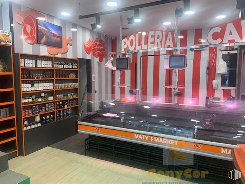 Local en alquiler en Avenida Papa Negro, Hortaleza, Madrid, 28043 con mueble, venta al por menor, estante, estantería, vitrina y restaurante de comida rápida alrededor