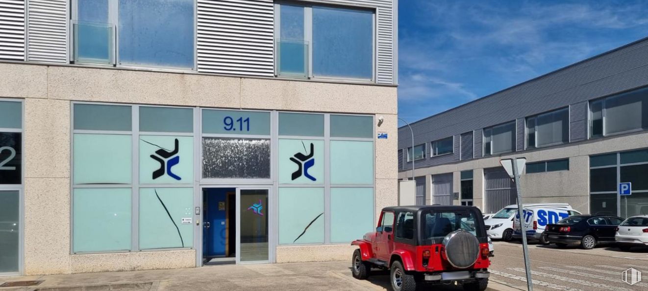 Industrial for rent at Calle Río Jarama, Toledo, 45006 with window, car, door, building, automotive parking light, land vehicle, tire, vehicle, wheel and blue around