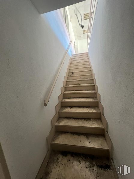 Nave en alquiler y venta en Calle Ossa, 16, Loeches, Madrid, 28890 con accesorio, escaleras, madera, material compuesto, suelos, madera dura, tintes y matices, simetría, hormigón y pintura alrededor