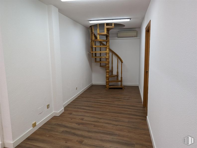 Oficina en alquiler en Calle Gran Vía, 28, Majadahonda, Madrid, 28220 con suelos, madera, suelo, interiorismo, suelos de madera, escaleras, madera dura, tinte para madera, habitación y techo alrededor