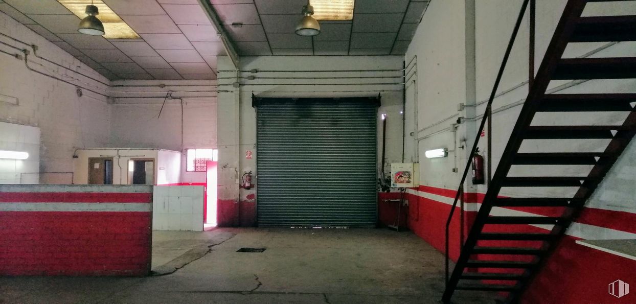 Industrial for sale at Paseo Talleres, 3, Villaverde, Madrid, 28021 with ladder, door, fixture, building, floor, gas, composite material, flooring, symmetry and tints and shades around