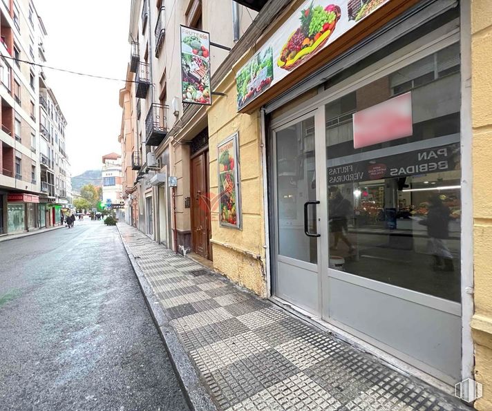 Retail for sale at Zona Carretería, Cuenca, 16002 with building, person, window, infrastructure, road surface, door, sidewalk, tints and shades, facade and city around