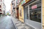 Local en venta en Zona Carretería, Cuenca, 16002 con edificio, persona, ventana, infraestructura, superficie de la carretera, puerta, acera, tintes y matices, fachada y ciudad alrededor