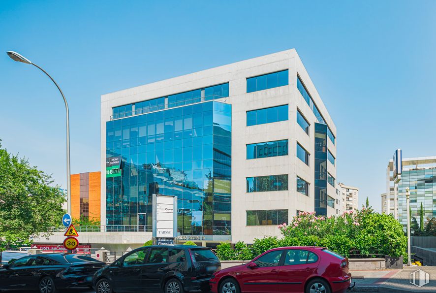 Oficina en alquiler en Edificio Fiteni II, Calle Emilio Vargas, 1, Ciudad Lineal, Madrid, 28043 con coche, edificio, luz de la calle, neumático, cielo, rueda, vehículo terrestre, vehículo, propiedad y diseño automovilístico alrededor