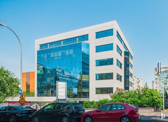 Oficina en alquiler en Edificio Fiteni II, Calle Emilio Vargas, 1, Ciudad Lineal, Madrid, 28043 con coche, edificio, luz de la calle, neumático, cielo, rueda, vehículo terrestre, vehículo, propiedad y diseño automovilístico alrededor