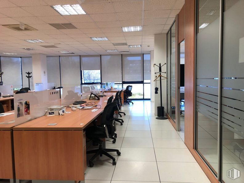 Oficina en alquiler y venta en Calle Valle de Alcudia, Las Rozas de Madrid, Madrid, 28230 con silla, mesa, silla de oficina, edificio, escritorio, interiorismo, puerta, accesorio, suelo y pantalla de ordenador alrededor