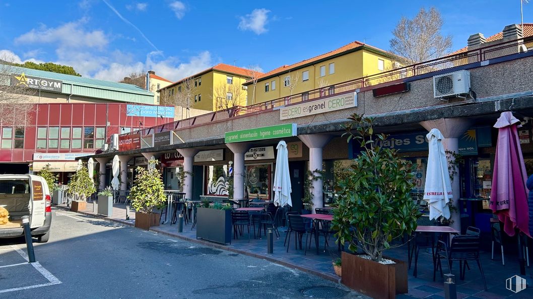 Local en alquiler en Calle Pozas, San Lorenzo de El Escorial, Madrid, 28200 con coche, espacio público, uso mixto, toldo, maceta, planta de interior, restaurante y coche subcompacto alrededor