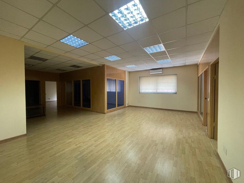 Oficina en alquiler en Calle Azuela, Collado Villalba, Madrid, 28400 con lámpara, ventana, alumbrado, accesorio, hall, interiorismo, suelos, edificio, madera y techo alrededor