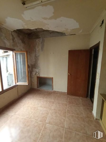 Local en venta en Casco antiguo, Quintanar del Rey, Cuenca, 16220 con puerta, ventana, propiedad, madera, accesorio, diseño de interiores, piso, pavimentos, pasillo y pared alrededor