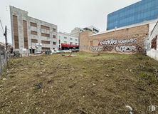 Land for sale at Calle Miguel Yuste, 27, San Blas - Canillejas, Madrid, 28037 with building, sky, plant, window, land lot, grass, urban design, residential area, road surface and asphalt around