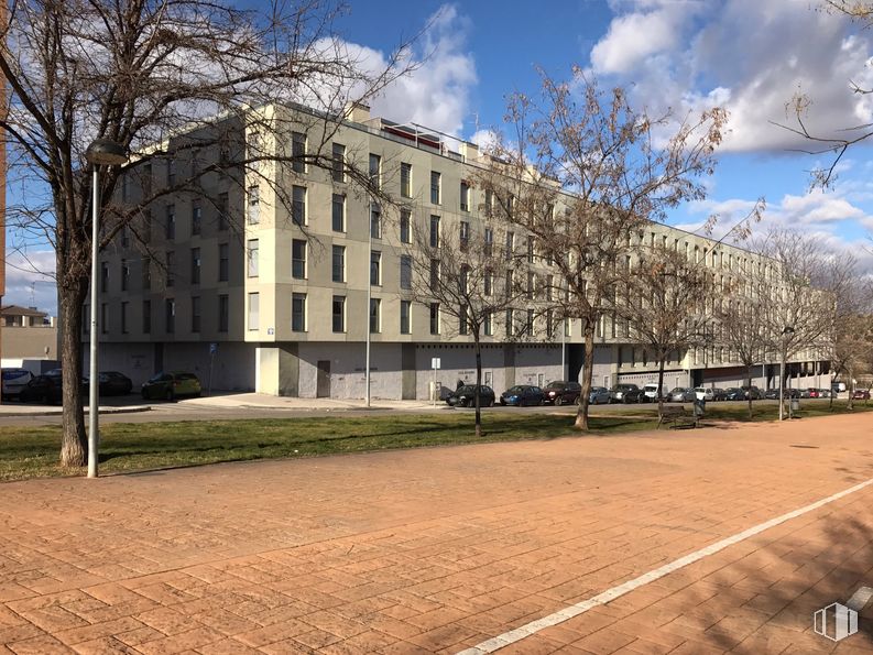 Local en alquiler y venta en Avenida Bulevar Clara Campoamor, 25, Guadalajara, 19005 con edificio, nube, cielo, planta, propiedad, ventana, árbol, diseño urbano, barrio y área residencial alrededor